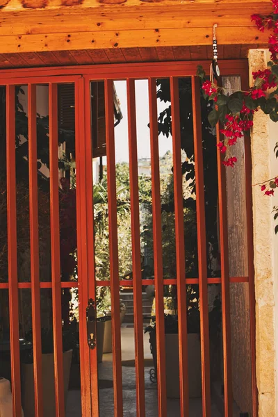 Vlor, Arnavutluk 20 Ağustos 2025: Yoğun yaz güneşinin altında, renkli sokak dekorasyonlarını, ahşap panjurlarla geleneksel mimariyi ve dar alanda yürüyen turistleri gösteren, tarihi eski kentte canlı bir gün ortası sahnesi.