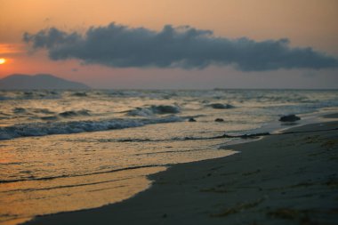 Vlora, Arnavutluk 21 Ağustos 2025. Adriyatik Denizi 'nin üzerinde sakin bir günbatımı. Sıcak altın ışık, yumuşak dalgalar ve uzak dağ siluetleri arasında yansıyor..