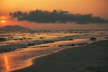 Vlora, Arnavutluk 21 Ağustos 2025. Adriyatik Denizi 'nin üzerinde sakin bir günbatımı. Sıcak altın ışık, yumuşak dalgalar ve uzak dağ siluetleri arasında yansıyor..