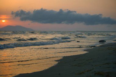 Vlora, Arnavutluk 21 Ağustos 2025. Adriyatik Denizi 'nin üzerinde sakin bir günbatımı. Sıcak altın ışık, yumuşak dalgalar ve uzak dağ siluetleri arasında yansıyor..