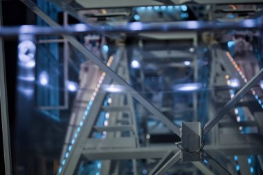 Arnavutluk 'un Vlora kenti 21 Ağustos 2025: Vlora kıyısındaki eğlence parkında aileleri, turistleri ve ziyaretçileri çeken parlak bir dönme dolap ve parlak bir atlıkarınca yer alıyor..