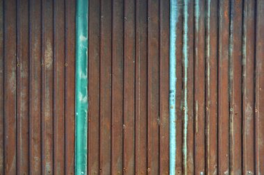 Paslı metal duvar arka planı. Eski çinko çatı. Soyut çelik plaka. Kirli demir dokusu. Klasik çinko duvar. Fındık ve cıvatalar. Ön görünüm yakın plan.