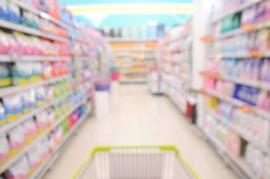 Süpermarketteki tüketim raflarının ve alışveriş arabalarının arka planı bulanık, odak pankartı yok, mağaza arkaplanı.