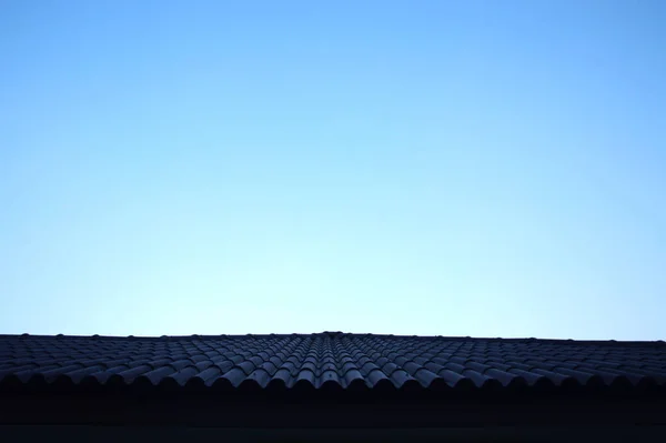 Telhado Casa Por Sol Céu Azul — Fotografia de Stock