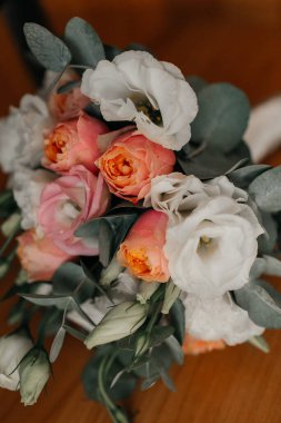 Düğün buketi. taze turuncu pembe güller ve beyaz Eustomas