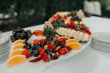 Taze meyve tabağı. düğün resepsiyonu dekoratörü