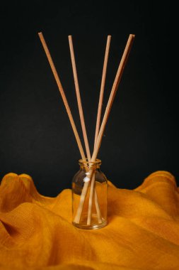 Kokulu difüzör çubukları. Boş cam şişe. sarı siyah sırt çantası