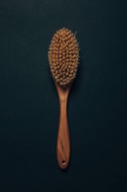 Siyah arkaplanda doğal masaj fırçası