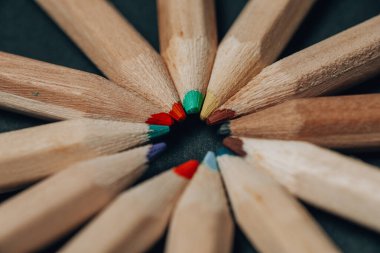 Renkli kalem uçları. Daire şeklinde tahta kalemler.