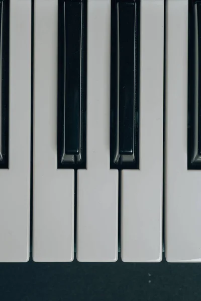 Closeup of a piano white and black keyboard — Stock Photo, Image