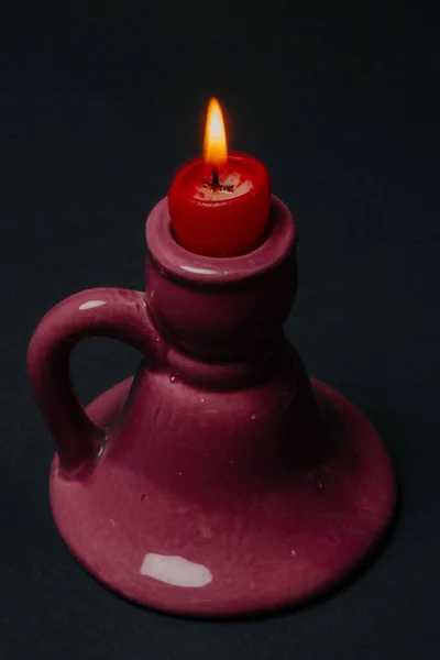 लाल जळत मेणबत्ती. मेणबत्ती धारक. काळा पार्श्वभूमी — स्टॉक फोटो, इमेज