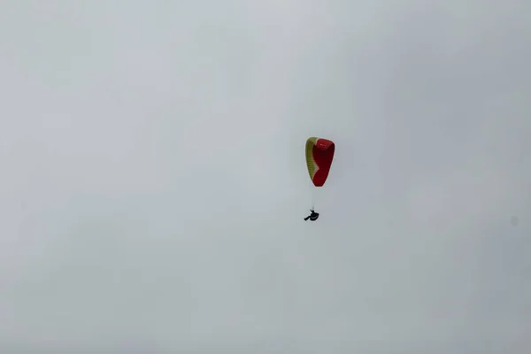 Paraplano paracaídas en el cielo nublado — Foto de Stock