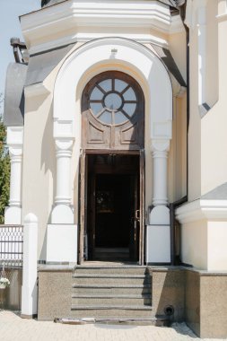 Ortodoks kilisesi. Kahverengi ahşap kapı. giriş