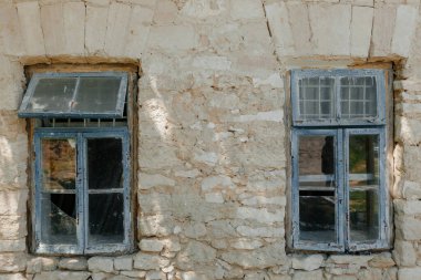 İki eski mavi ahşap pencere çerçevesi. terk edilmiş bina