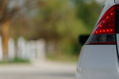 Uyarı arabası ışığını kapat. Beyaz bir arabanın arka tarafı..