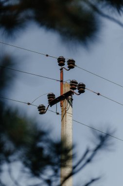 Yüksek voltajlı kablolarıyla birlikte eletricity pol