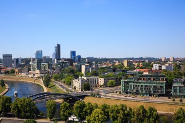 Nehri üzerinde modern bir şehir, üstten görünüm