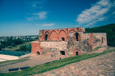 Şehrin üstünde tepe üzerinde eski kale kalıntıları