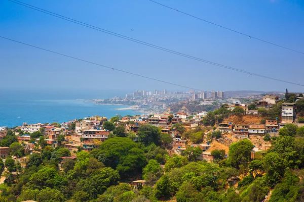 Vista das favelas na montanha perto do mar — Fotografia de Stock