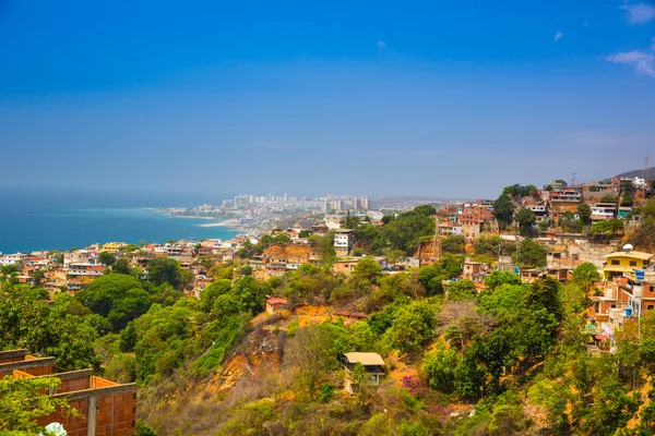 Vista das favelas na montanha perto do mar . — Fotografia de Stock