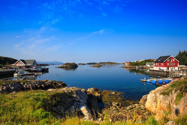 Acantilados y casas en el mar en Noruega Fotos De Stock