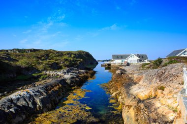 Deniz kayalıklarla ve Norveç'te deniz evler
