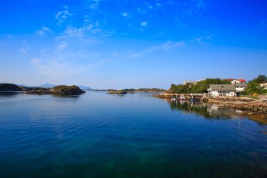 Deniz kayalıklarla ve Norveç'te deniz evler 