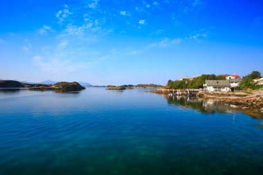 Deniz kayalıklarla ve Norveç'te deniz evler 