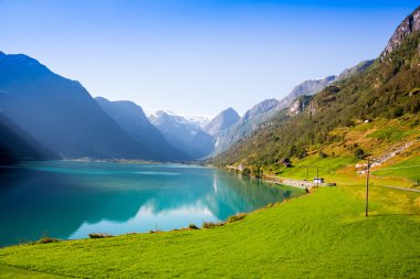 Dağın eteklerinde, buzul Gölü