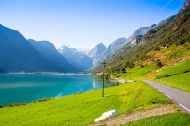Dağın eteklerinde, buzul Gölü