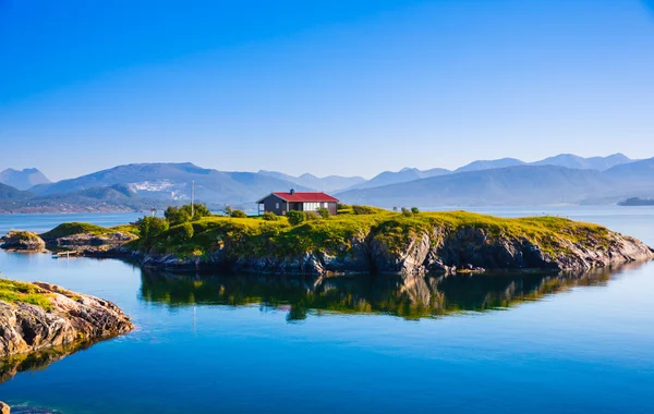 Taş bir adada yalnız ev