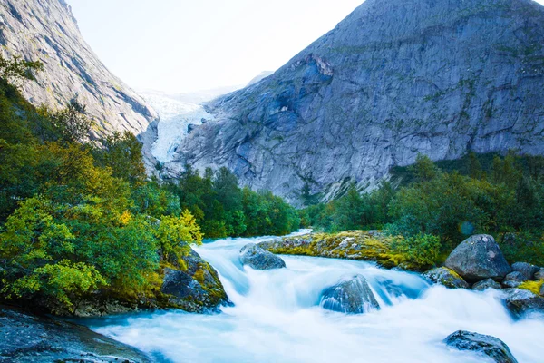 Ghiacciai eterni e cascate in montagna  . — Foto Stock