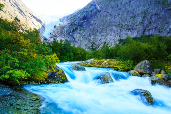 Eeuwige gletsjers en watervallen in de bergen . — Stockfoto