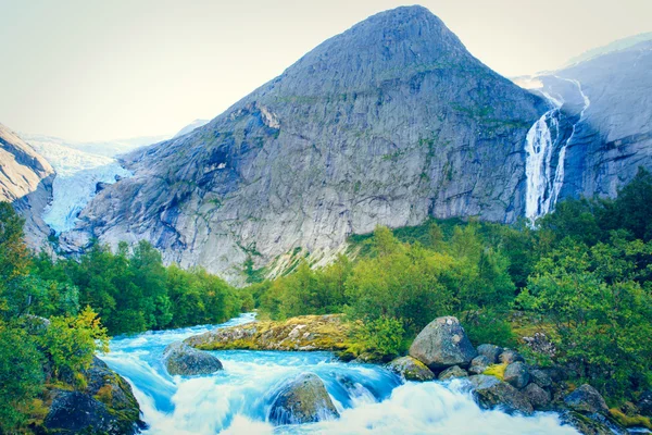 Glaciares eternos y cascadas en las montañas  . — Foto de Stock