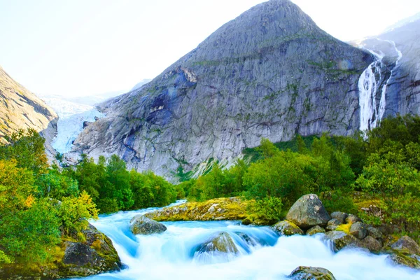 Eeuwige gletsjers en watervallen in de bergen . — Stockfoto