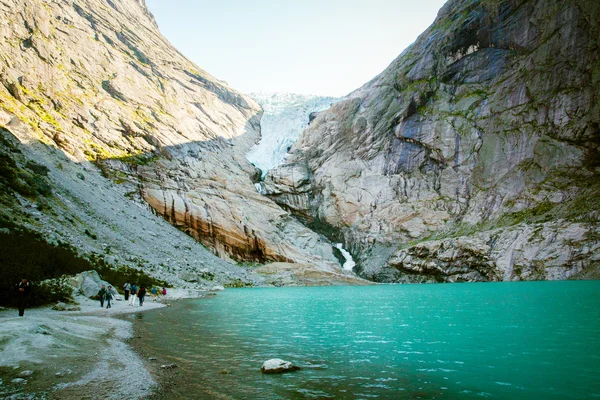 Вічний льодовик і озеро в горах  . — стокове фото