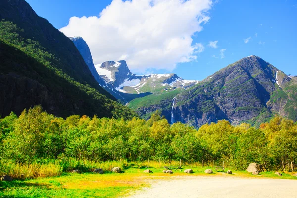 Glaciares eternos y montañas verdes  . — Foto de Stock