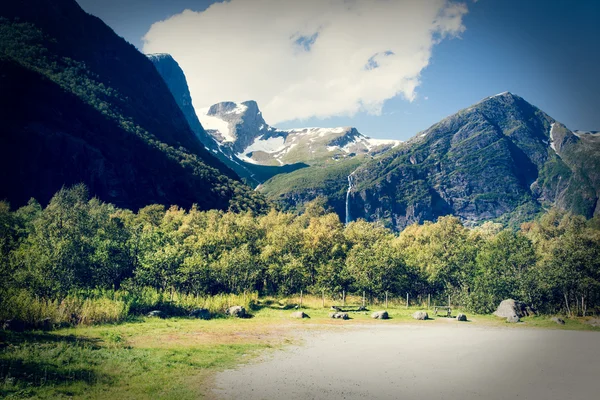 Glaciares eternos y montañas verdes  . — Foto de Stock