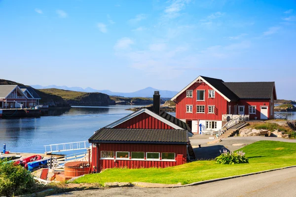 Klippen und Häuser am Meer in Norwegen Stockbild
