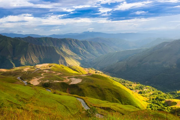 Вид на зеленые горы — стоковое фото