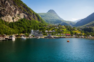 Geiranger fiyort ve Geiranger şehir. Norveç