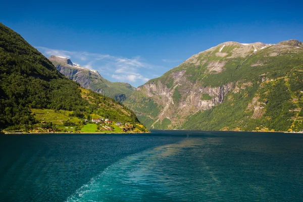 Dağları'nın eteğindeki küçük bir köy. Norveç — Stok fotoğraf