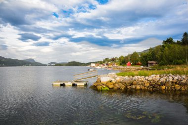 Küçük bir iskele ile Fiyordu kıyısında görünümünü