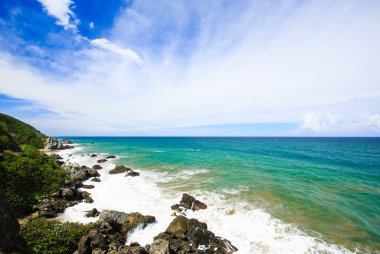 dağların eteklerinde, boş plaj