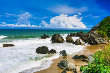 Görünüm boş Beach dağlarda