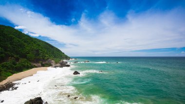 Görünüm boş Beach dağlarda
