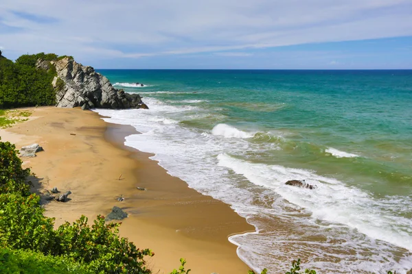 Görünüm boş Beach dağlarda