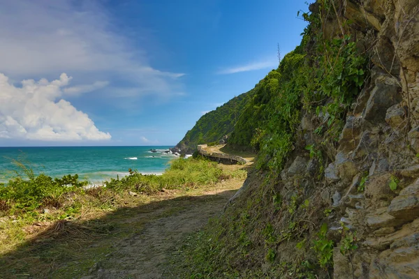 Coastline at the foot of the mountains — Stock Photo, Image