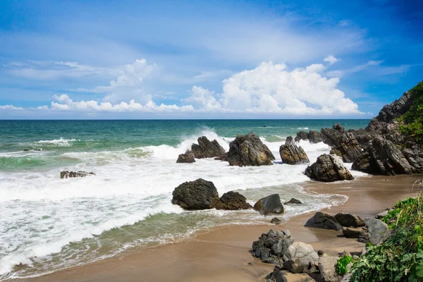 Görünüm boş Beach dağlarda