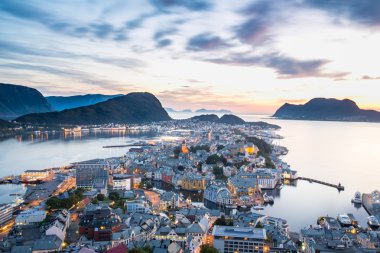 Gün batımında Alesund şehir en iyi görünümü. Norveç